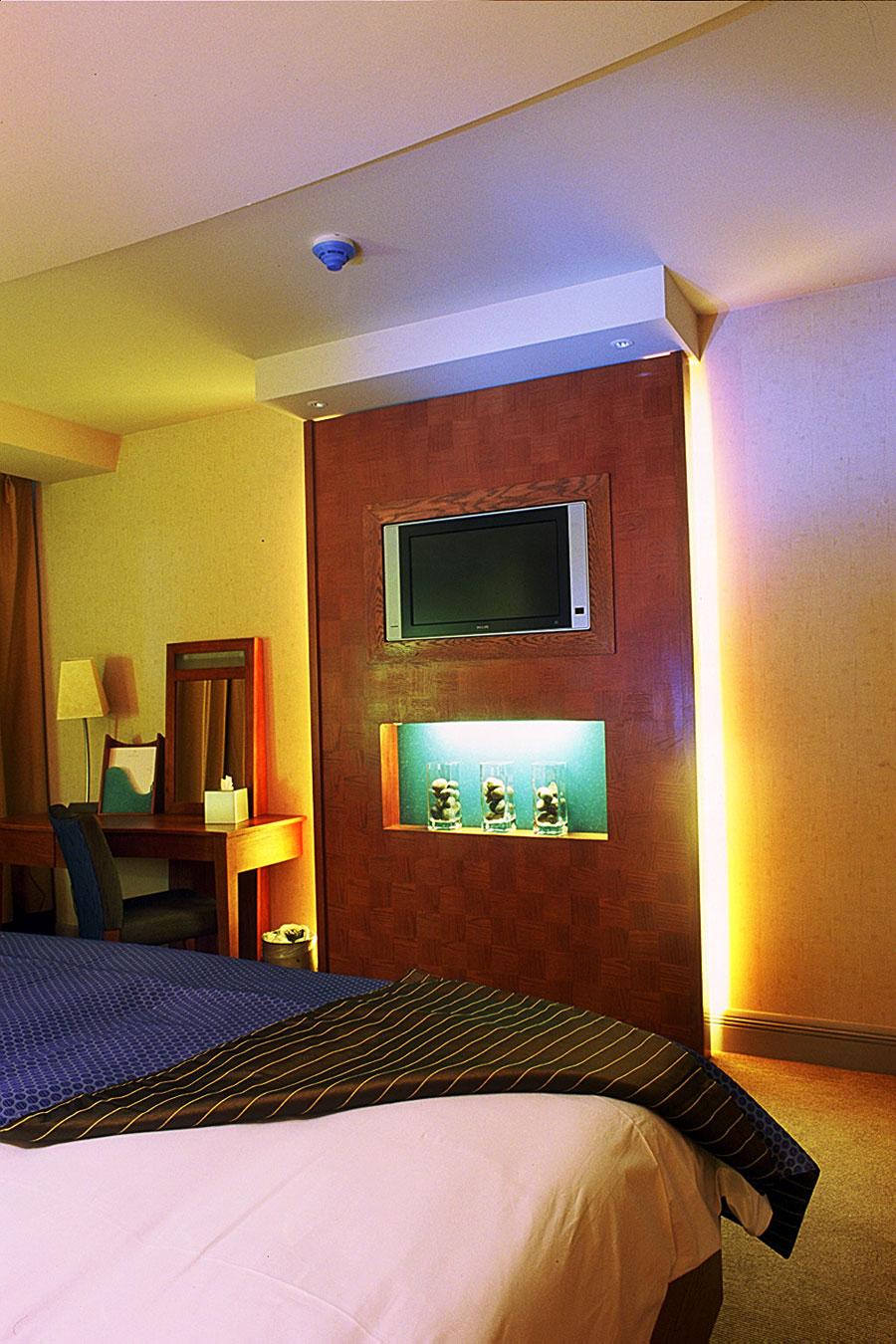 X-Flex Xenon Lights are best used in conjunction with ambient and task lights, providing accent lighting [in the picture: X-Flex Xenon Lighting in a hotel room, in the bedroom, or a guests room at home]